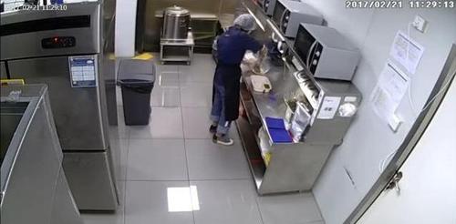 某餐饮管理广州分店后厨监控录像截屏